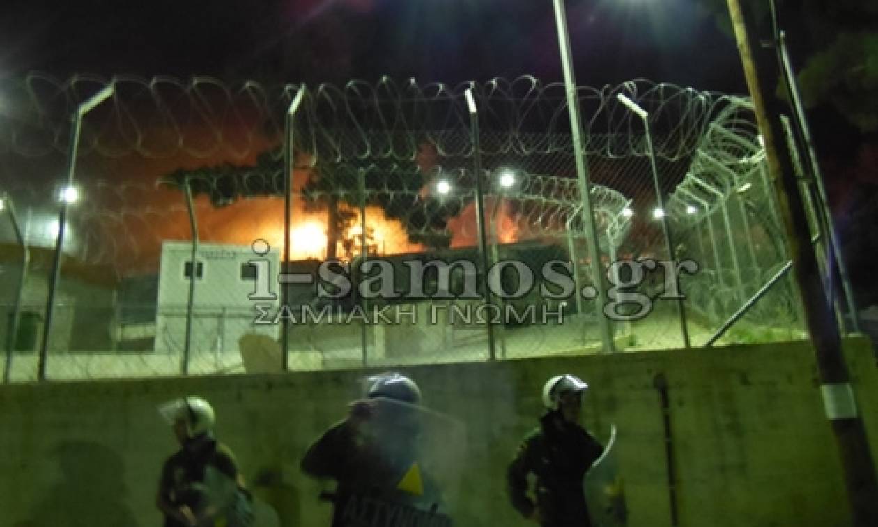 Πεδίο μάχης η Σάμος: Φωτιές και άγριες συμπλοκές μεταξύ μεταναστών με πολλούς τραυματίες (video)
