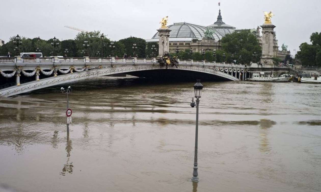 Πλημμύρες Γαλλία: Ο Σηκουάνας «απειλεί» αριστουργήματα στο Λούβρο
