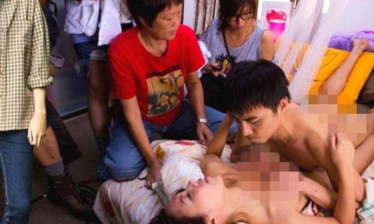 Απίστευτες φωτογραφίες-σοκ: Επέμεναν να δουν το γιο τους να χάνει την παρθενιά του!