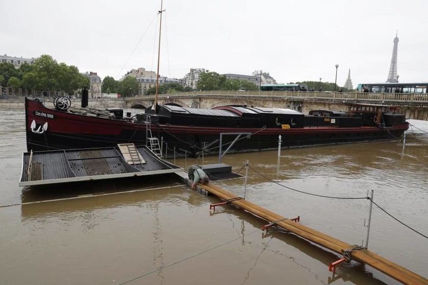 «Βουλιάζει» από τις πλημμύρες το Παρίσι - Σε υψηλό 34 ετών η στάθμη του Σηκουάνα (Pics & Vids)