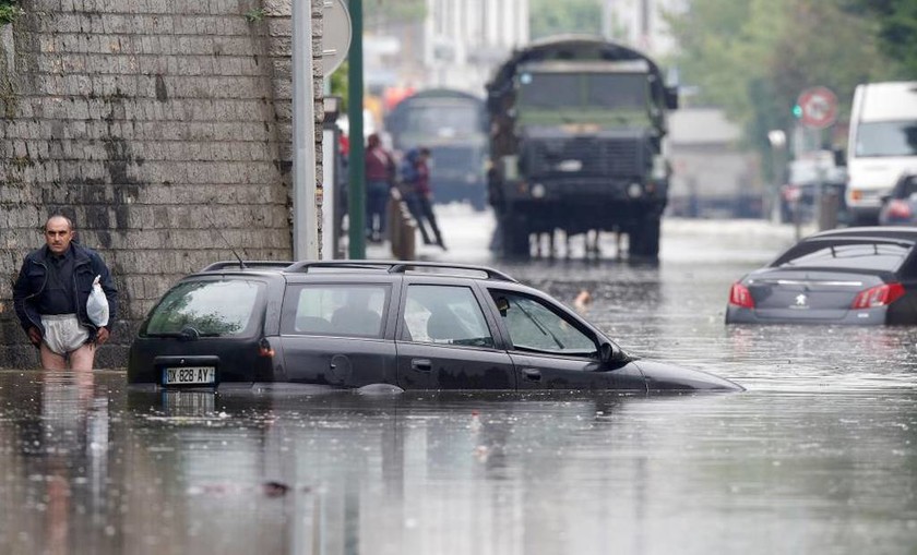 «Βουλιάζει» από τις πλημμύρες το Παρίσι - Σε υψηλό 34 ετών η στάθμη του Σηκουάνα (Pics & Vids)