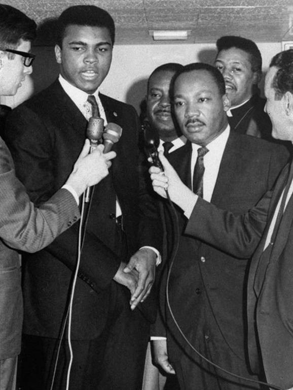 Ο Μοχάμεντ Άλι και ο Μάρτιν Λούθερ Κινγκ Jr μιλούν στους δημοσιογράφους στις 29 Μαρτίου 1967