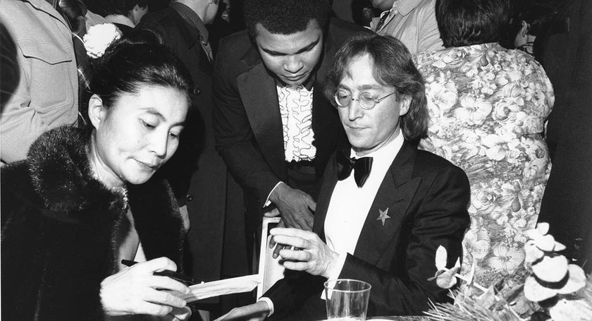 Ο Μοχάμεντ Άλι μαζί με τον John Lennon και την Yoko Ono τον Ιανουάριου του 1977 