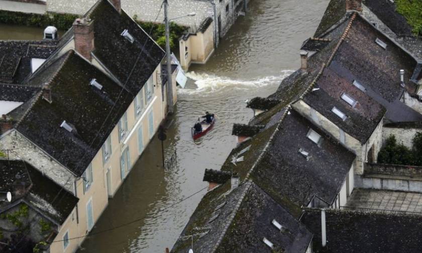 Γαλλία-Πλημμύρες: Μειώνεται στο πορτοκαλί ο κίνδυνος υπερχείλισης του Σηκουάνα (Vid)