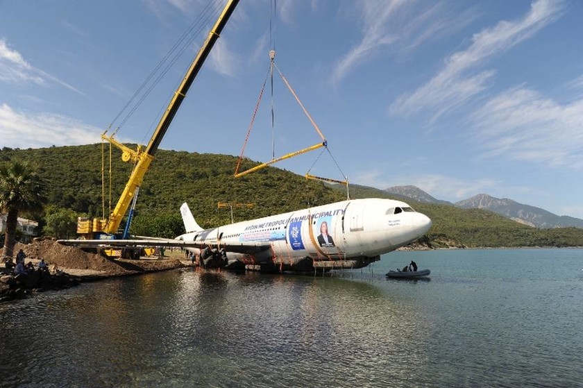 Οι Τούρκοι βύθισαν Airbus στα νερά του Αιγαίου (pics+vid)
