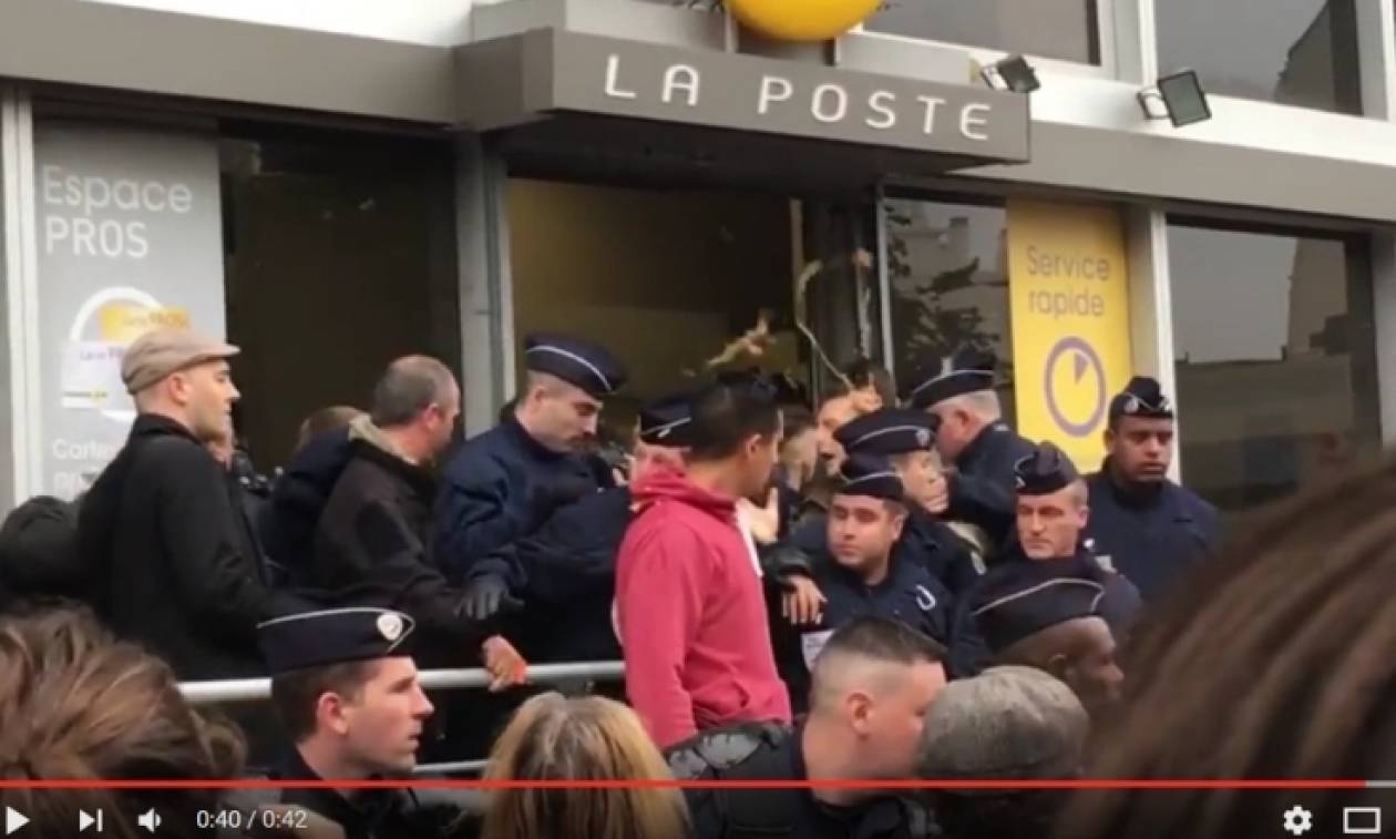 Γαλλία: Διαδηλωτές πέταξαν αυγά στον υπουργό Οικονομικών Εμμανουέλ Μακρόν (Vids)