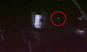 Τρομακτικό βίντεο από το Διεθνή Διαστημικό Σταθμό: Φλεγόμενο UFO κατευθύνεται προς τη Γη;