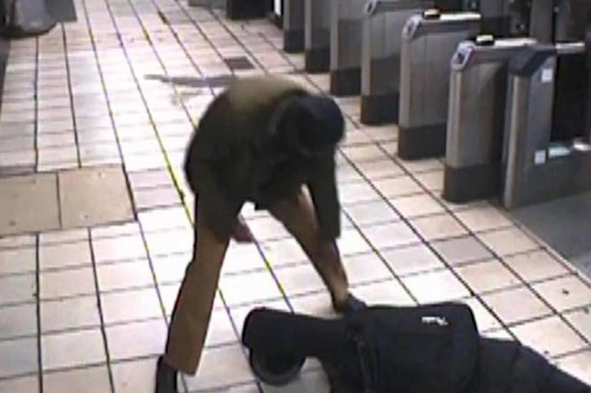 Φρικιαστικό βίντεο: Η απόπειρα σφαγής ενός άνδρα από τζιχαντιστή στο μετρό του Λονδίνου! (photos)