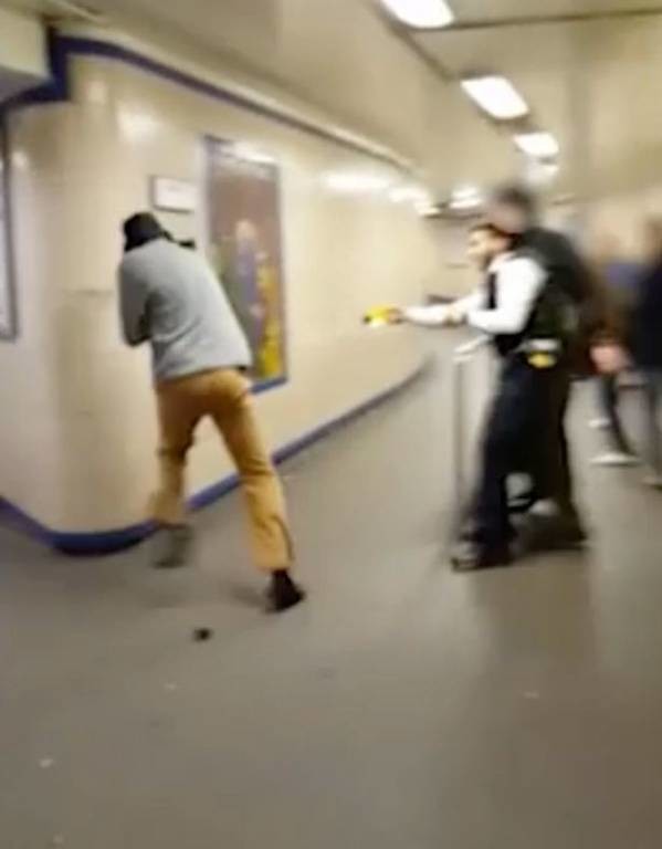 Φρικιαστικό βίντεο: Η απόπειρα σφαγής ενός άνδρα από τζιχαντιστή στο μετρό του Λονδίνου! (photos)