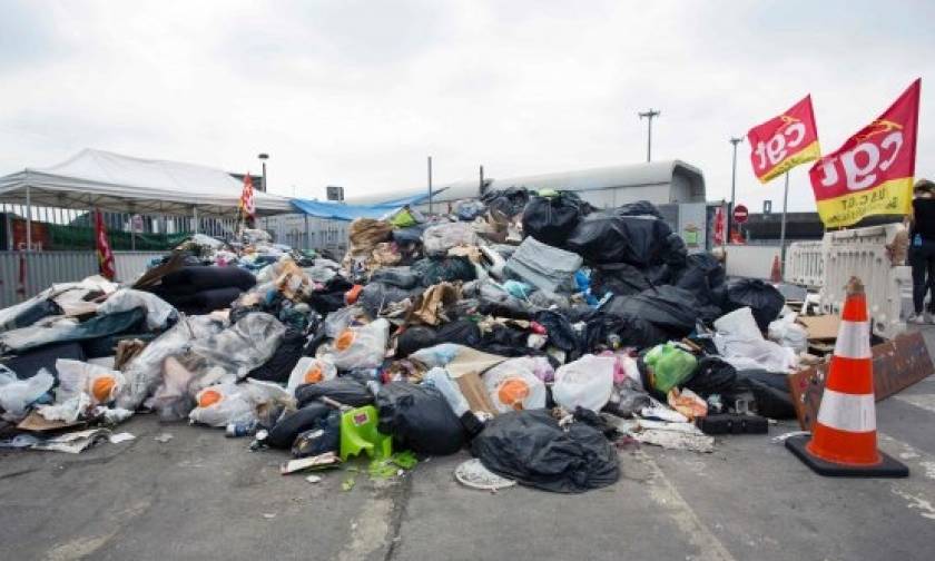 Παρίσι: «Βυθίζεται» στα σκουπίδια το Euro 2016 – Παράταση στην απεργία των οδοκαθαριστών (video)