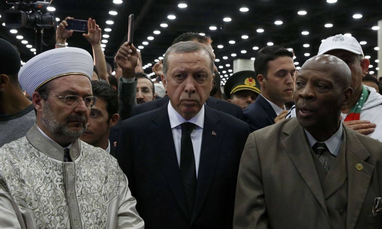 «Έφαγε πόρτα» στην κηδεία του Μοχάμεντ Άλι ο Ερντογάν – Επιστρέφει άρον άρον στην Τουρκία (Vid)