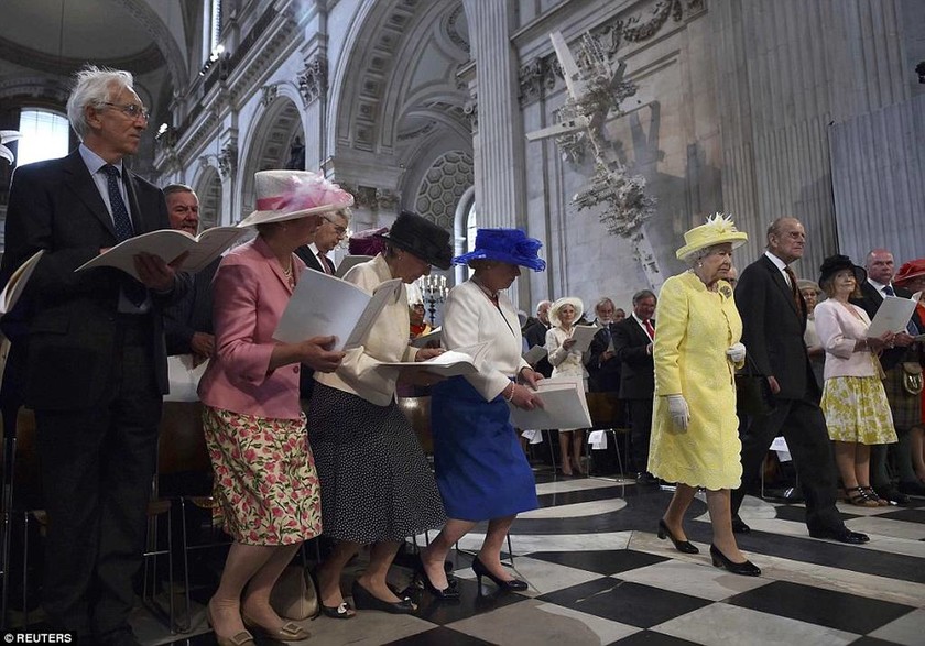 Βρετανία: Ξεκίνησαν οι εορτασμοί για τα 90α γενέθλια της Βασίλισσας Ελισάβετ (pics+vid)