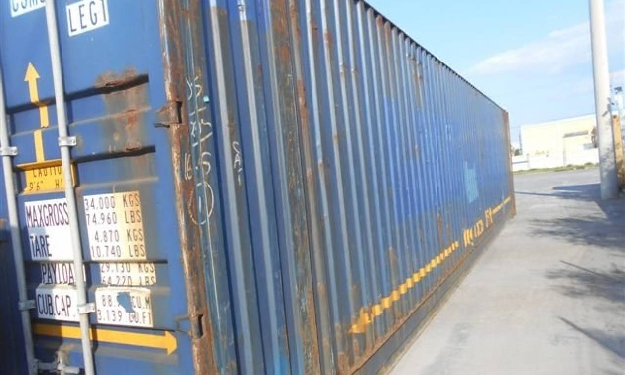 Πειραιάς: Εμπορευματοκιβώτια με στρατιωτικό υλικό και πυρομαχικά εντοπίστηκαν σε φορτηγό πλοίο