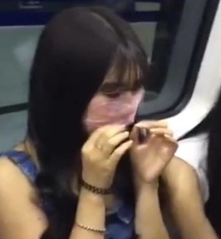 Γιατί όλες οι νέες γυναίκες φορούν προφυλακτικά στο μετρό; (video+photos)