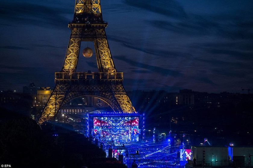 Euro 2016: Σκουπίδια, απεργίες και τρομοκρατία με φόντο τον πύργο του Άιφελ (pics)
