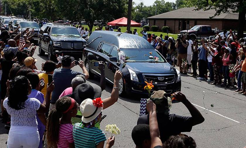 Thousands say last farewell to Muhammad Ali at boxing legend's funeral