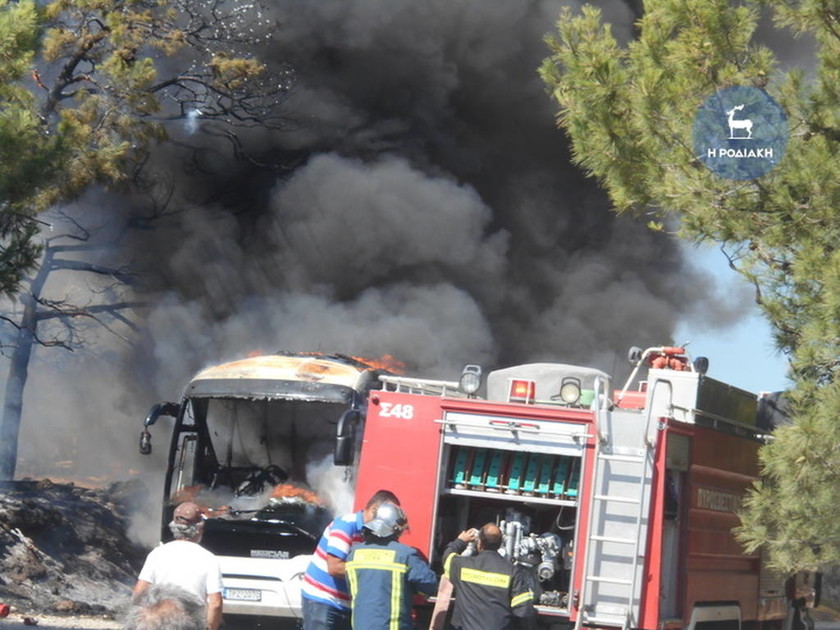 Ρόδος: Πυρκαγιά σε λεωφορείο – Σώθηκαν από θαύμα οι επιβάτες (vid+pics)