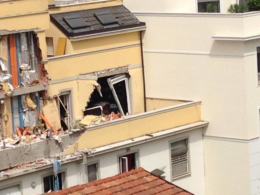 Ιταλία: Τρεις νεκροί από κατάρρευση πολυκατοικίας στο Μιλάνο (Pics & Vid)