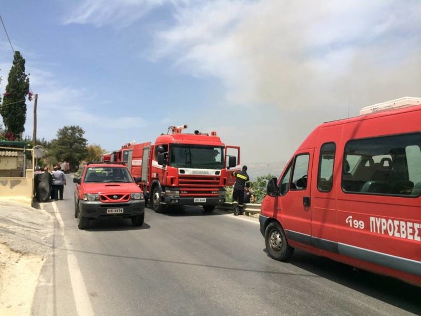 ΤΩΡΑ: Πυρκαγιά σε εξέλιξη στην Κνωσό - Απειλούνται σπίτια