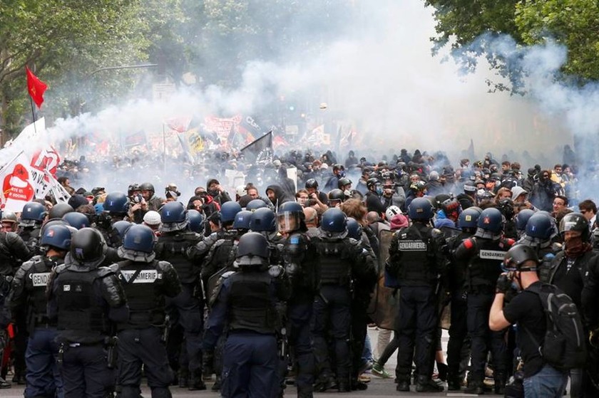 Χάος στο Παρίσι - Νέα επεισόδια μεταξύ διαδηλωτών και αστυνομίας (pics)