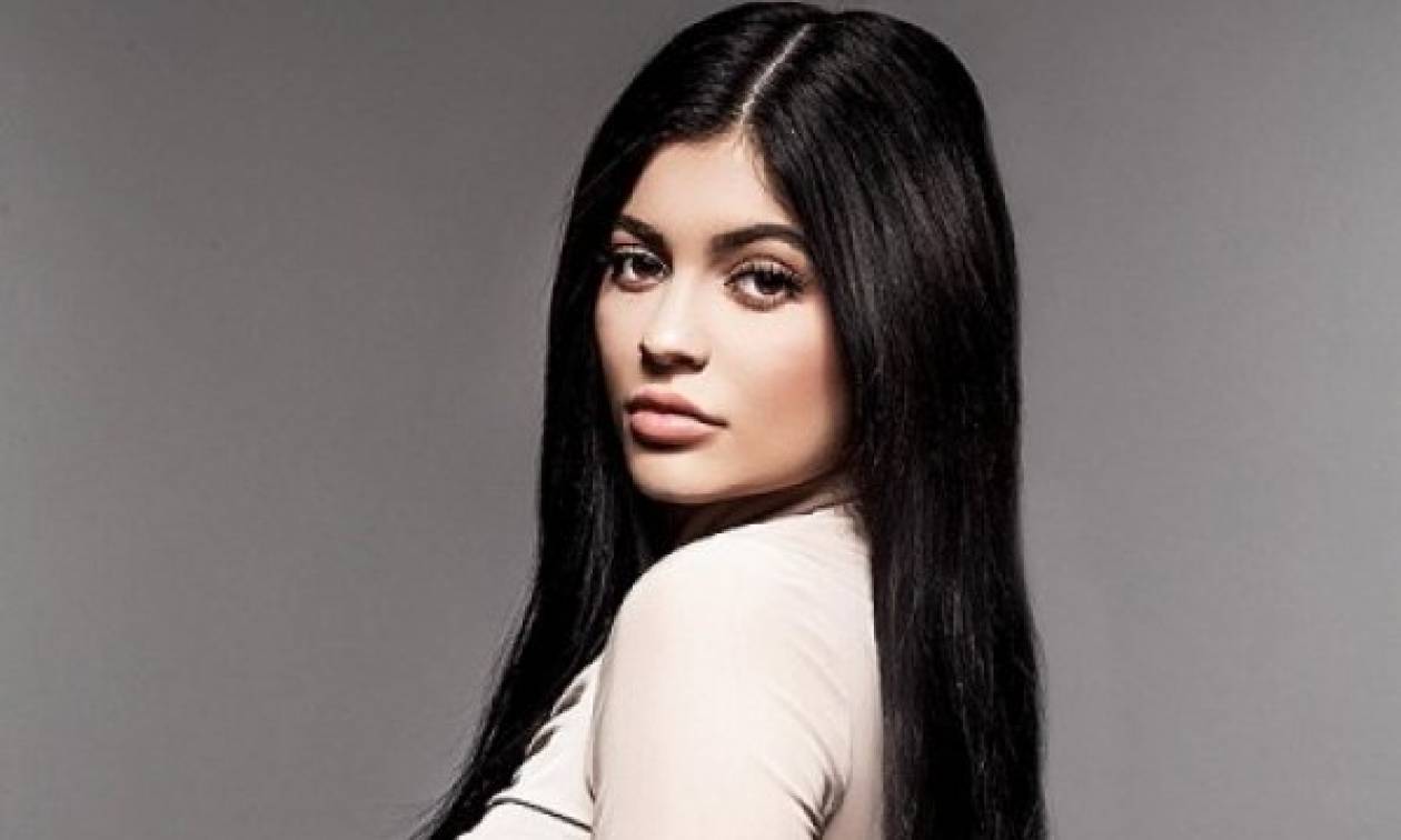 Μα πόσο προκλητική: Δείτε πώς διαφήμισε η Kylie Jenner τη νέα της σειρά καλλυντικών