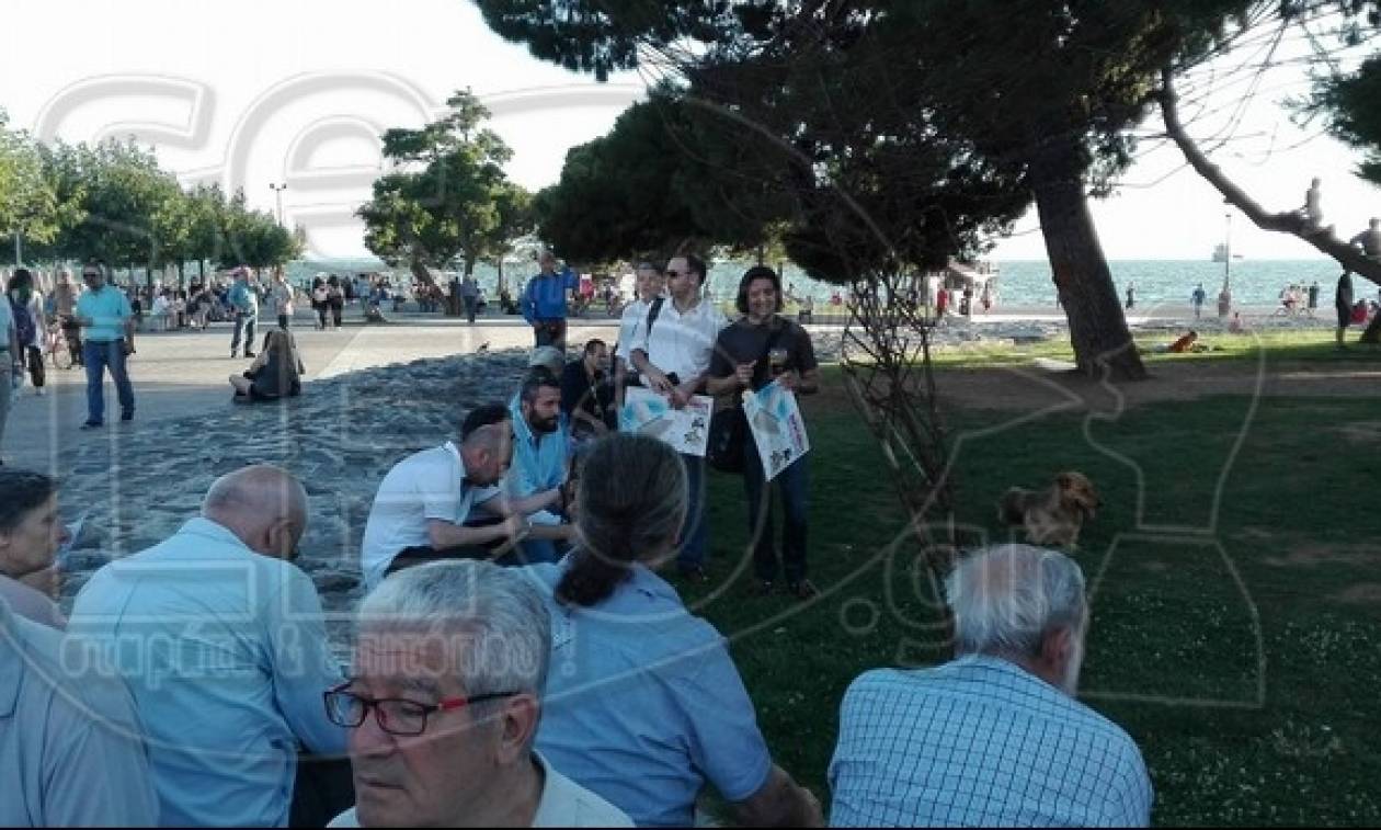 Θεσσαλονίκη - Κίνημα «Παραιτηθείτε»: Με πανό κάτω από τον Λευκό Πύργο (photos)