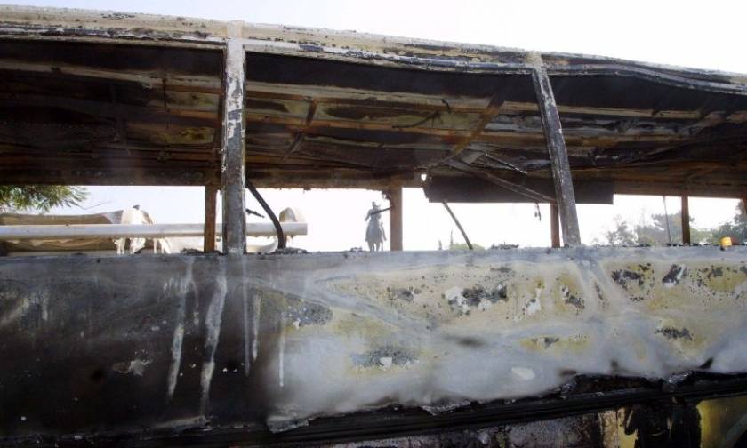 «Κάρβουνο» έγιναν λεωφορείο και τρόλεϊ από μολότοφ αντιεξουσιαστών - Έκλεισε η Πατησίων