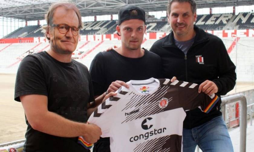 Απίστευτο: Η St. Pauli αντικαθιστά τον μάνατζερ της ομάδας με έναν άγνωστο άνδρα με μάσκα (Pics)