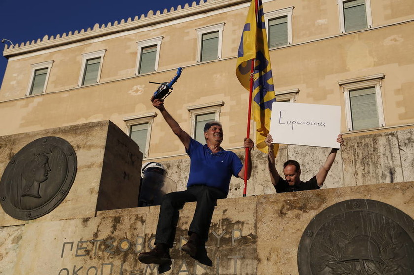 «Κίνημα Παραιτηθείτε» : Οι πιο παράξενες φωτογραφίες των συγκεντρώσεων σε Αθήνα και Θεσσαλονίκη