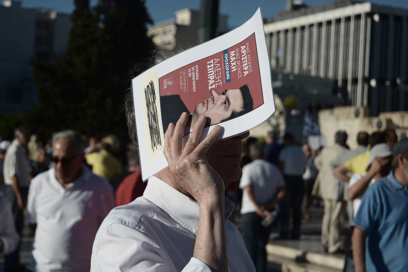 «Κίνημα Παραιτηθείτε» : Οι πιο παράξενες φωτογραφίες των συγκεντρώσεων σε Αθήνα και Θεσσαλονίκη