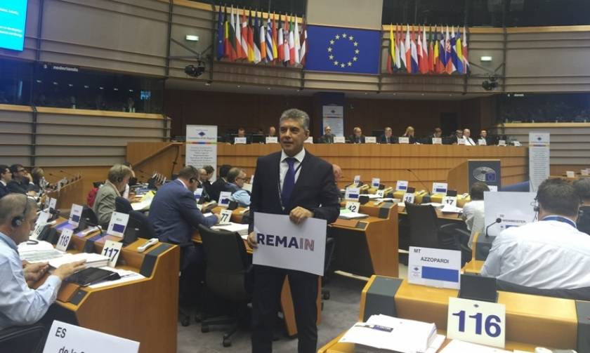 Ο Αγοραστός σήκωσε πανό στο Ευρωκοινοβούλιο κατά του Brexit