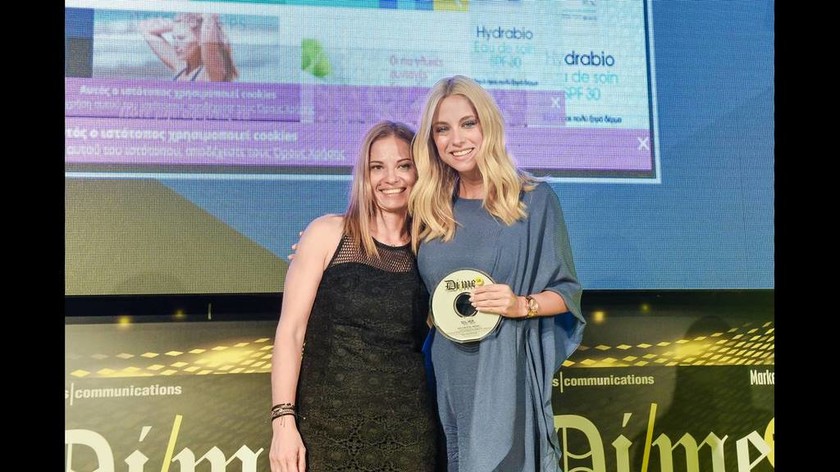 Η CEO της DPG Digital Media, Τίνα Φερεντίνου και η Δούκισα Νομικού στην απονομή ενός εκ των δύο ασημένιων βραβείων με τα οποία τιμήθηκε το Dutchesss Daily by Doukissa Nomikou στις κατηγορίες Best Special Issue και Best Launch & Re-launch Campaign