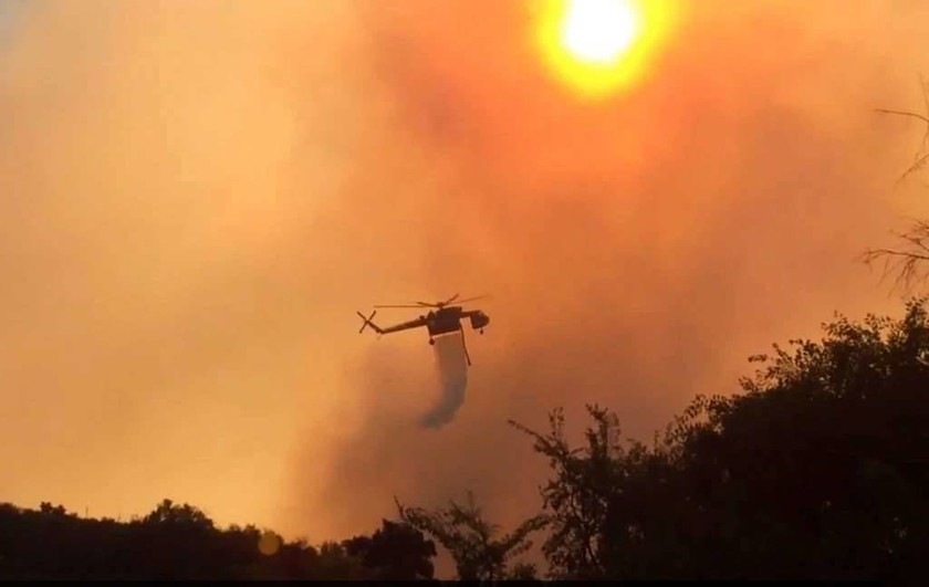 ΗΠΑ: Ανεξέλεγκτες πυρκαγιές στην Καλιφόρνια απειλούν σπίτια (pics)