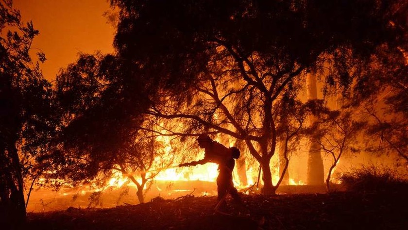 ΗΠΑ: Ανεξέλεγκτες πυρκαγιές στην Καλιφόρνια απειλούν σπίτια (pics)
