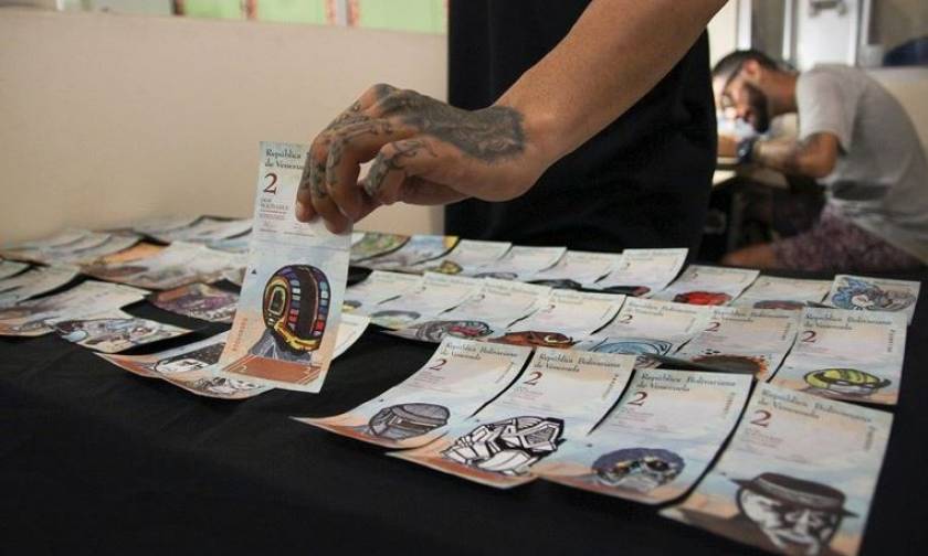 Τα χαρτονομίσματα της κρίσης: Δείτε πώς διαμαρτύρεται καλλιτέχνης στη Βενεζουέλα (pic)