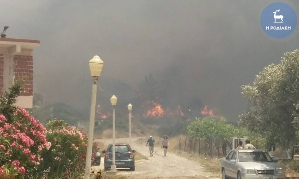 Ρόδος: Ανεξέλεγκτη φωτιά απειλεί το χωριό Απολακκιά (photos - video)
