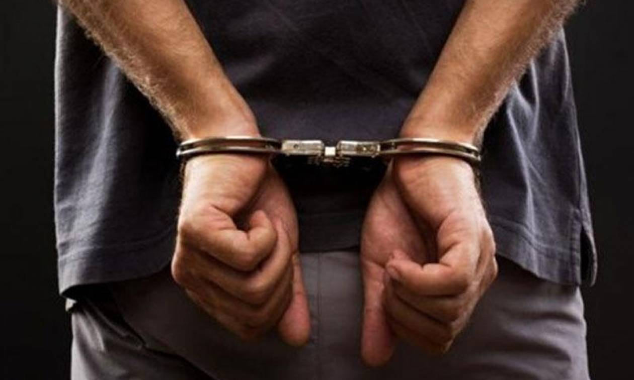 Συλλήψεις για ναρκωτικά και όπλα στην Αρχαία Κόρινθο