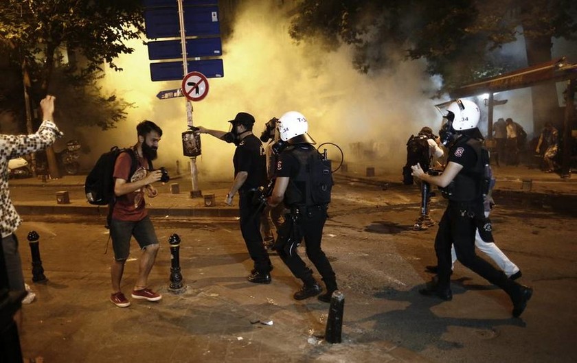 Σοβαρά επεισόδια στην Κωνσταντινούπολη έπειτα από επίθεση ισλαμιστών σε οπαδούς των Radiohead (Vids)