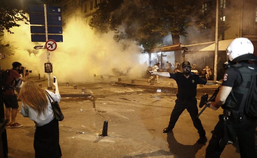 Σοβαρά επεισόδια στην Κωνσταντινούπολη έπειτα από επίθεση ισλαμιστών σε οπαδούς των Radiohead (Vids)