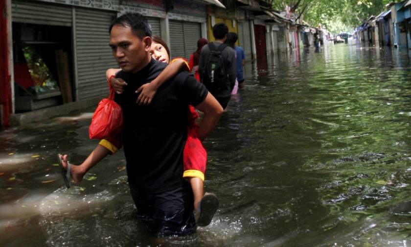 Ινδονησία: Μεγάλες πλημμύρες και κατολισθήσεις «έσπειραν» το θάνατο στην Κεντρική Ιάβα
