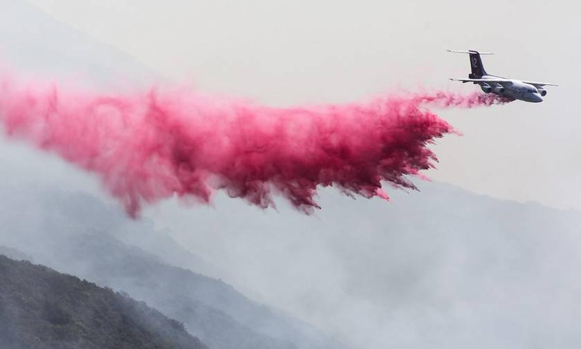 ΗΠΑ: Ασταμάτητα εξαπλώνεται η πυρκαγιά που μαίνεται στην Καλιφόρνια από την Τετάρτη (Pics)