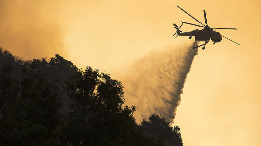 ΗΠΑ: Ασταμάτητα εξαπλώνεται η πυρκαγιά που μαίνεται στη Καλιφόρνια από την Τετάρτη (Pics)