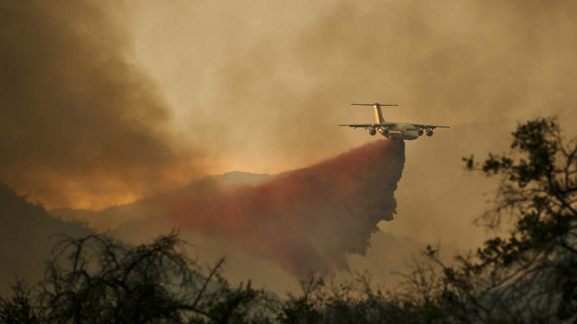 ΗΠΑ: Ασταμάτητα εξαπλώνεται η πυρκαγιά που μαίνεται στη Καλιφόρνια από την Τετάρτη (Pics)