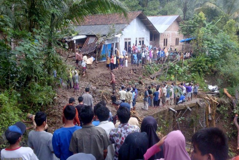 Ινδονησία: Τουλάχιστον 43 νεκροί και 19 αγνοούμενοι από τις πλημμύρες στην Κεντρική Ιάβα