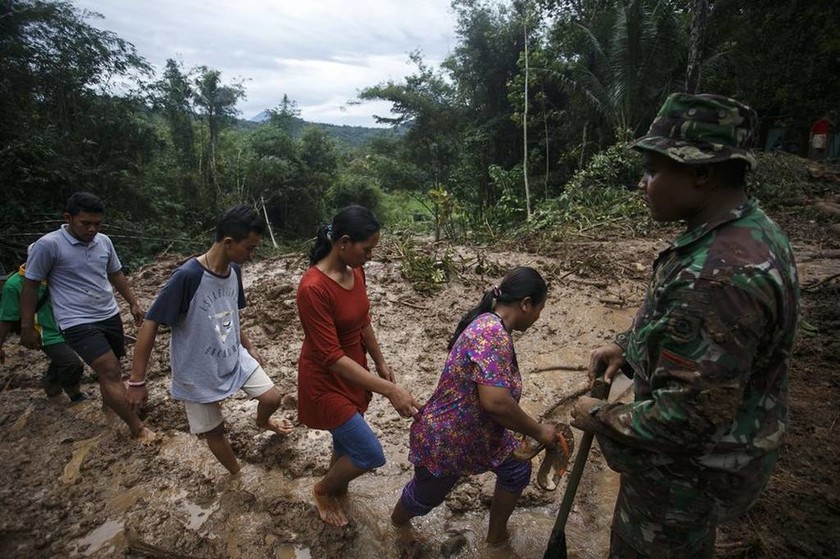 Ινδονησία: Τουλάχιστον 43 νεκροί και 19 αγνοούμενοι από τις πλημμύρες στην Κεντρική Ιάβα