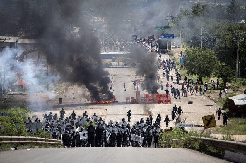 Μακελειό σε διαδήλωση στο Μεξικό: Αστυνομικοί άνοιξαν πυρ και σκότωσαν έξι εκπαιδευτικούς (Vids)