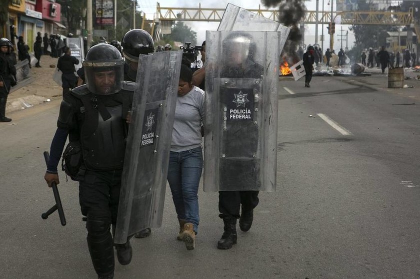 Μακελειό σε διαδήλωση στο Μεξικό: Αστυνομικοί άνοιξαν πυρ και σκότωσαν έξι εκπαιδευτικούς (Vids)