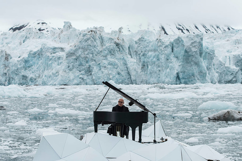 Συγκλονιστικό βίντεο: Ο Ludovico Einaudi παίζει πιάνο στη μέση του Αρκτικού Ωκεανού!