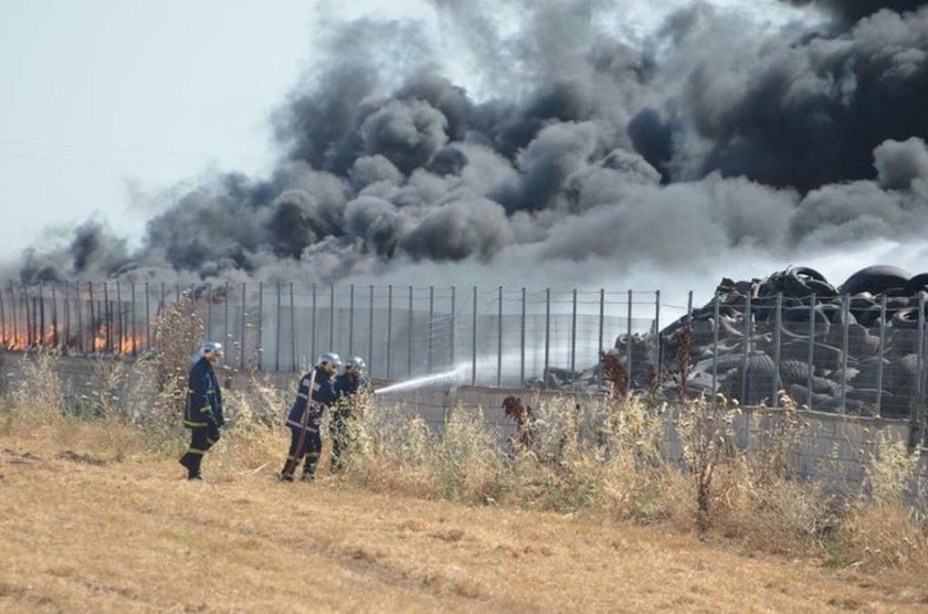Λάρισα: Συναγερμός στην Πυροσβεστική - Μεγάλη πυρκαγιά σε εργοστάσιο στην παλιά εθνική οδό 