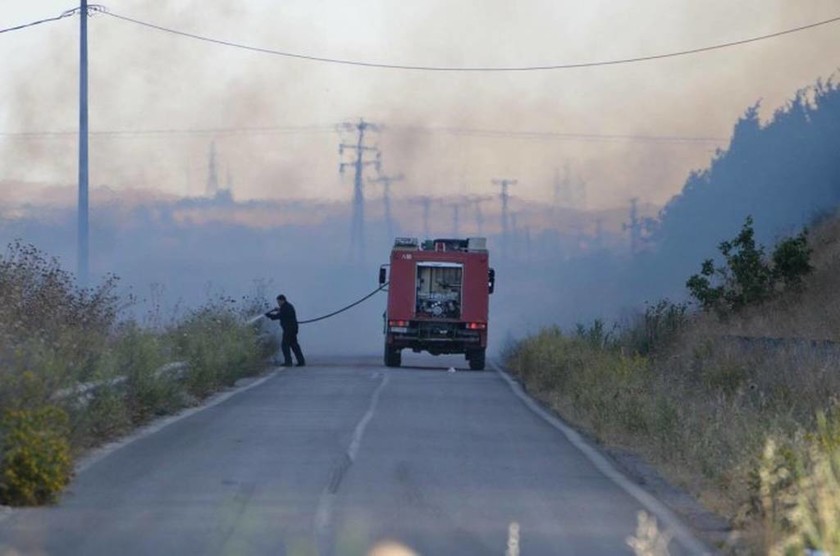 Λάρισα: Συναγερμός στην Πυροσβεστική - Μεγάλη πυρκαγιά σε εργοστάσιο στην παλιά εθνική οδό 